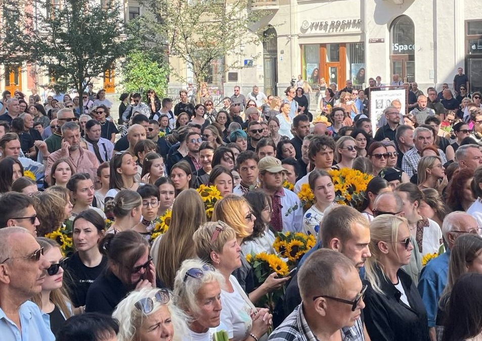 Просто немає слів… У Львові прощаються із родиною Базилевичів, яка загинула внаслідок удару РФ (Фото, відео)