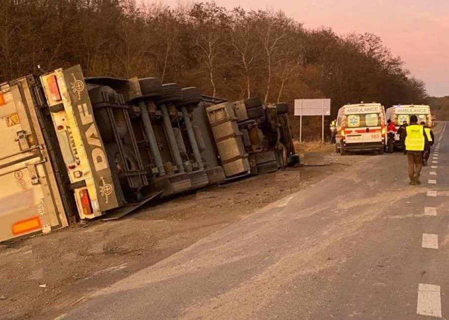 Моторошне зіткнення вантажівки та автобуса на Львівщині: є загиблий та постраждалі